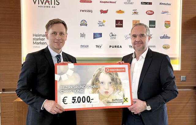 Vivatis Holding AG-Vorstandsvorsitzender Gerald Hackl übergab MeinBezirk OÖ-Chefredakteur Thomas Winkler einen symbolischen Spendenscheck über 5.000 Euro in der Konzernzentrale in Linz-Urfahr. | Foto: MeinBezirk OÖ/Till