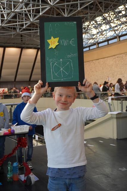 Eine tolle Marketingstrategie war, dass beim Kauf im Wert von 10 Kiwi-Euro einmal das Glücksrad gedreht werden dürft.  | Foto: Alicia Martin Gomez
