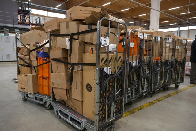 Hochbetrieb: Rund 230.000 Pakete werden in der Vorweihnachtszeit täglich im Logistikzentrum Wien sortiert und an ihre Bestimmungsorte weitergeleitet. | Foto: Maximilian Spitzauer/MeinBezirk