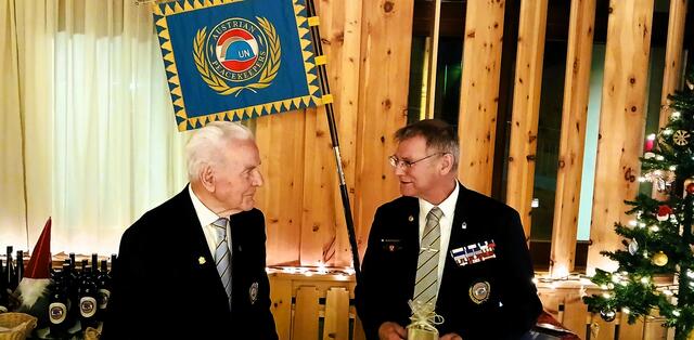 Langjährige Kameraden, Freunde und Fachkollegen: Vzlt iR T.Zach (li) mit Vzlt iR S. Mairinger, dahinter der Stolz der Tiroler Peacekeeper die Standarte