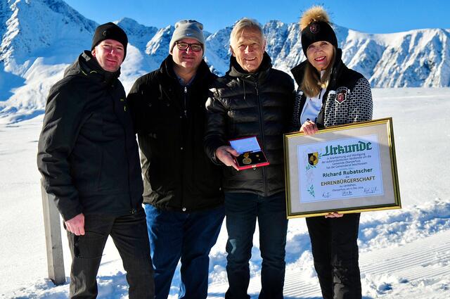 Der neue Ehrenbürger Richard Rubatscher mit Gattin Johanna, Vizebgm. Thomas Zangerl und GV Michael Grünfelder (li.) | Foto: Hassl