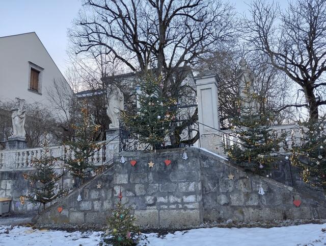 Weihnachtlich geschmücktes Ambiente  | Foto: Veronika Frank