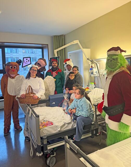 Das Christkind besuchte etwas verfrüht die Kinder der Klinik Floridsdorf.  | Foto: Wr Gesundheitsverbund_Nadja Berger