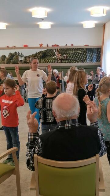  Bewegung baut Brücken: In Tillmitsch zwischen den Volksschülerinnen und -schülern sowie den Seniorinnen und Senioren. Einmal im Monat haben sie ein „Bewegungs-Date“.  | Foto: Jenny Vollmann