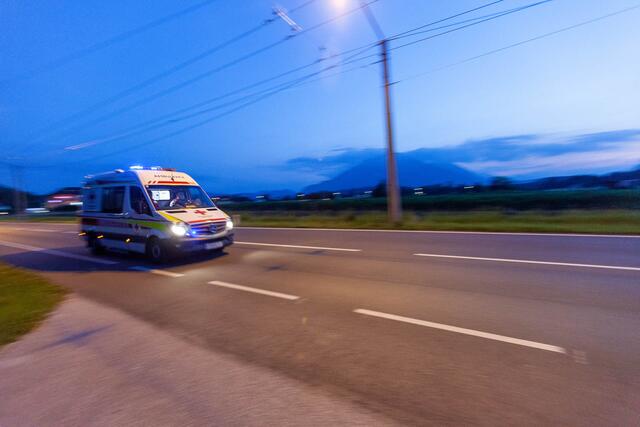 In Graz kam es am Freitagabend zu einem Verkehrsunfall. Dabei wurde eine Person schwer verletzt. | Foto: Symbolbild: Rotes Kreuz Salzburg