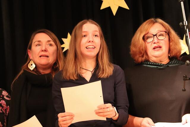 Die Lehrer der VS Fernitz sangen für ihre Schüler und deren Eltern und Großeltern das Abschlusslied. | Foto: Edith Ertl