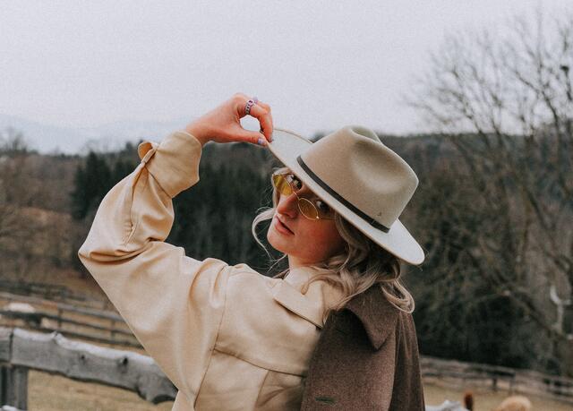 Julia Steen, die Sängerin aus Brückl mit Wurzeln in Gösselsdorf, hat mit dem Lied "Ein Haus am Nelkenweg" dem Haus ihrer Oma eine musikalische Erinnerung gewidmet. | Foto: Mina Löscher