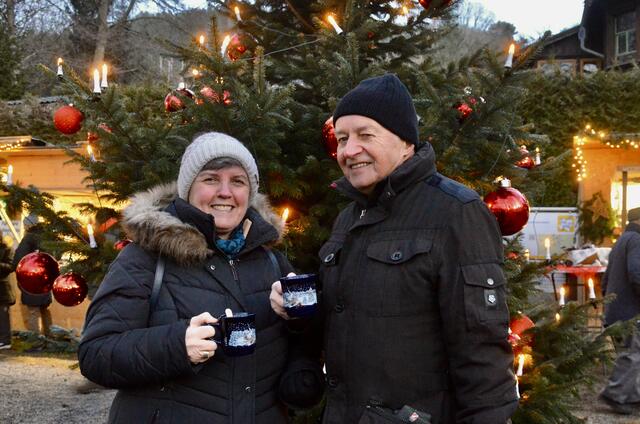 Gertraud und Reinhard Glanz genossen gemeinsam den köstlichen Punsch. | Foto: Elisabeth Peinsipp