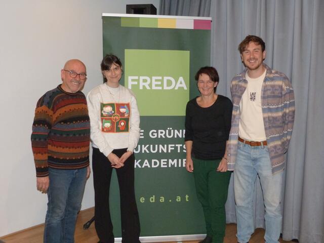 Ein humorvoller Abend mit Botschaft: Besucher:innen des FREDA Weihnachtskinos genießen in der KUGA Großwarasdorf Popcorn und Lachen bei der österreichischen Filmkomödie.