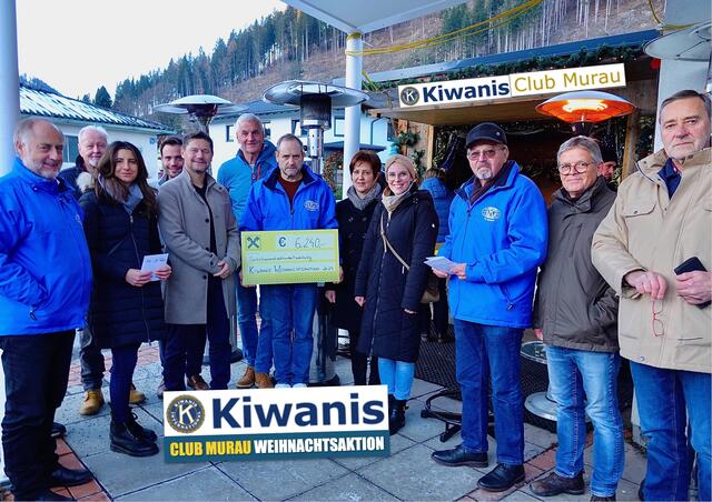 Kiwanis-Murau-Präsident Martin Kargl (Mitte) übergab vor dem Adventstand Stolzalpenkreuzung in Murau an die Schulleiter Unterstützungen für Schüler und Schülerinnen aus dem Bezirk, die sich sonst die Teilnahme an Schulaktionen nicht leisten könnten. Dir.- i. R. Walter Antes (3. v. r.) hat in bewährter Weise für die Kiwanis den Kontakt zu den Schulen gepflegt.