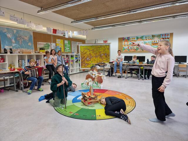 Mit großem Engegement wird das Hirtenspiel geprobt. Die Buben und Mädchen beweisen viel Kreativität. | Foto: VS Sautens