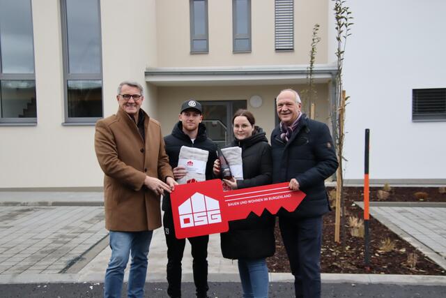 Die symbolischen Schlüssel für die nächsten sechs Wohnungen übergaben OSG-Obmann Alfred Kollar (links) und Bgm. Wolfgang Sodl (rechts). | Foto: Martin Wurglits