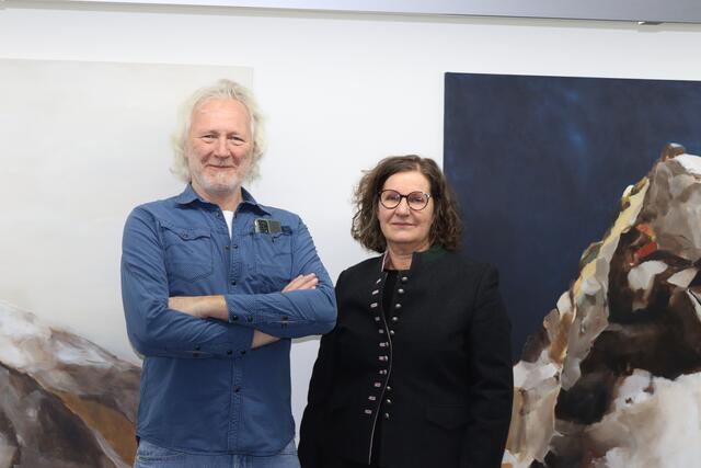 Peppi Spiss und Lisa Krabichler zeigen bis zum Ende der Wintersaison "Berge & Mehr" in ihrer Galerie ART-BOX. | Foto: Elisabeth Zangerl