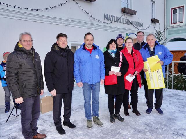 Bei der Übergabe in Neumarkt an einige NMS-Leiter wie DMS Philipp Langmaier waren auch Kiwanis-Governor Johann Gruber (rechts), Past-Präsident Gottfried Reif (links im Bild), daneben zur Freude der Kiwanier auch Bgm. Josef Maier  im Einsatz. Präsident Martin Kargl (3. v. l.) stellte die Kiwanis und ihre Zielsetzung vor.