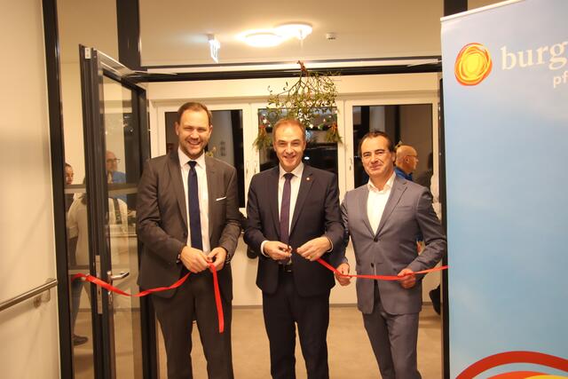 Eröffneten des Haus offiziell: Johannes Zsifkovits (Soziale Dienste Burgenland), Soziallandesrat Leonhard Schneemann und Sascha Bock (Geschäftsführer Landespflege-Gesellschaft) | Foto: Martin Wurglits