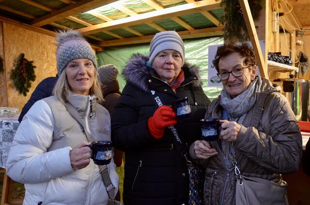 Maria Pürrer mit Maria Putz und Anna Riebenbauer genossen die weihnachtliche Atmosphäre. | Foto: Elisabeth Peinsipp 