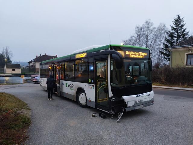 Der Bus wurde im Frontbereich beschädigt. | Foto: FF Waidhofen/Thaya