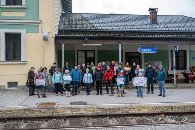 Die Steyrlinger protestieren gegen die Schließung ihres Bahnhofes. | Foto: Kerbl