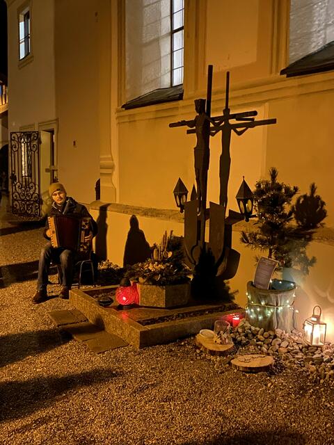 Hier wird der Sternenkinder gedacht - Johannes Wachter umrahmte die berührende Feier musikalisch. | Foto: Sandra Schuler