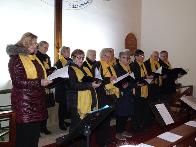 Voller Klang in festlicher Kulisse: Der Gesangsverein ‚Eintracht Stoob‘ begeistert das Publikum beim traditionellen Adventskonzert in der Evangelischen Kirche Oberloisdorf.