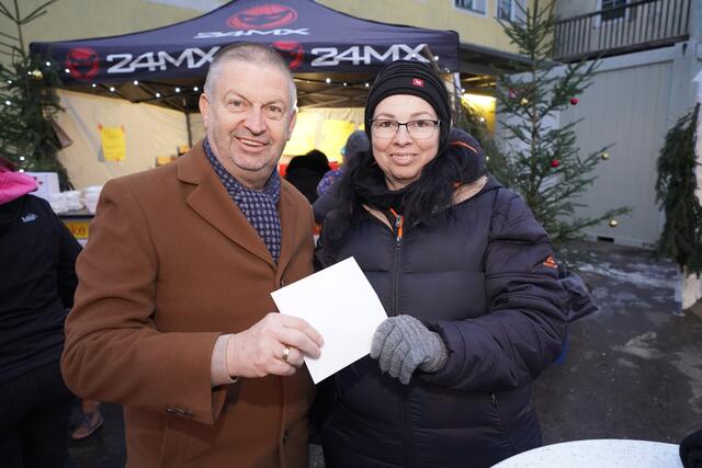 LABG. Harald Trettenbrein überreicht Spende der FPÖ Lavanttal an Eva Sturm.