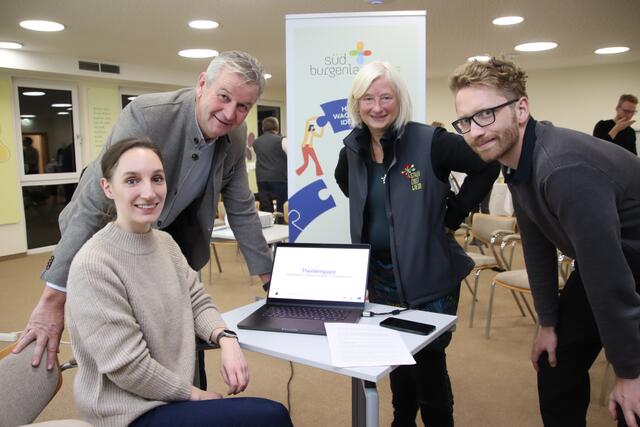 Bei der Präsentation des LEADER-geförderten "Themenspace" in Kukmirn: Cathrin Marth, Bgm. Wolfgang Eder, Brigitte Gerger, Peter Simetzberger (von links). | Foto: Martin Wurglits