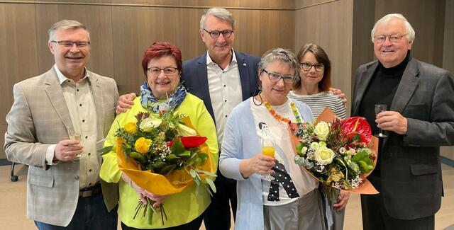 Die beiden langjährigen Mitarbeiterinnen der Oberwarter Siedlungsgenossenschaft (OSG), Gerlinde Frantsits-Adelmann und Manuela Somogyi, wurden verabschiedet: Prokurist Heinz Kornfeind, Gerlinde Frantsits-Adelmann, Obmann Alfred Kollar, Tanja Steinprinz, Manuela Somogyi und Johann Schmidt | Foto: OSG
