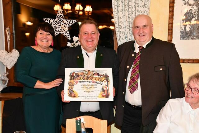 Gratulation zum 50er, LTP Manuela Khom, Bgm. Klaus Kollau und KO Martin Hebenstreit. | Foto: Anita Galler