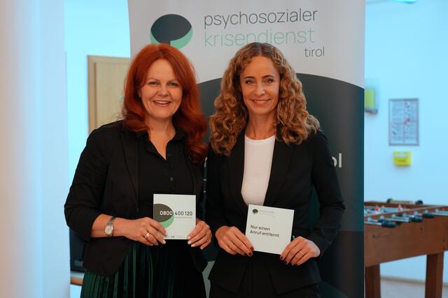 „Der Psychosoziale Krisendienst bietet als ‚Rettungsanker‘ in Krisen- und Belastungsfällen schnelle und leicht zugängliche Hilfe. Zögern Sie nicht, dieses Angebot zu nutzen“, appellieren LRin Pawlata (r.) und LRin Hagele (l.). | Foto: Land Tirol/Dorfmann