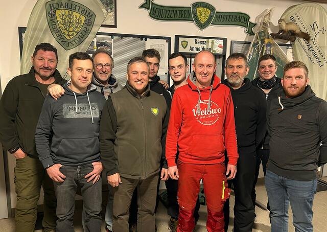 Das WeiSwo-Team – Stefan Swoboda, Gregor Pohl, Marcel Wittmann, Stefan Schabl, Alex Kosel, Christian Kammer, David Jäger und Helmut Hengl mit Oberschützenmeister Josef Kohzina und Schießinstruktor Rudi Dorn.
 | Foto: Schützenverein-Mistelbach 