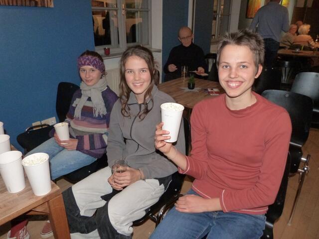 Gespannt warteten die Besucher:innen auf den Start des Filmeabends. 