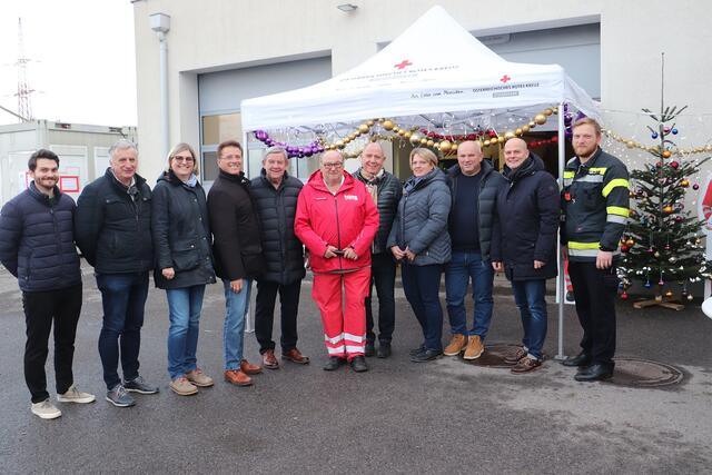 Fritz Prassl (Bildmitte) mit GK Birgit Stöger-Mitterecker, Bgm. Werner Baumann, Bgm. a.D. Werner Breithuber, RK-Präsident Siegfried Schrittwieser, Bezirksstellenleiter Johannes Weinrauch, OBI Daniel Mehl von der FF Seiersberg und den Lebensmittelsponsoren Josef Pirstinger/Metro und Familie Wippel/Hofladen in Premstätten. | Foto: Edith Ertl