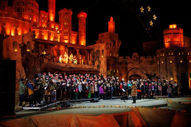 Mit rund 170 Kindern musizierte und sang der größte Schülerinnen- und Schülerchor des Burgenlandes vor der weltweit größten Krippe. | Foto: Burgenland Tourismus/Maria Holunder