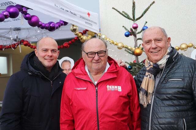 Fritz Praßl von der Team Österreich-Tafel mit RK Bezirksstellenleiter Johannes Weinrauch (li) und RK-Präsident Siegfried Schrittwieser | Foto: Edith Ertl