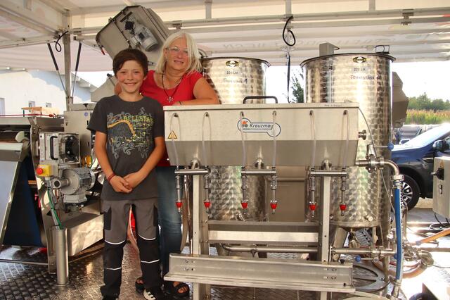 Die neue mobile Saftpresse der Wieseninitiative war heuer erstmals im Südburgenland unterwegs, bilanziert Geschäftsführerin Brigitte Gerger. | Foto: Martin Wurglits