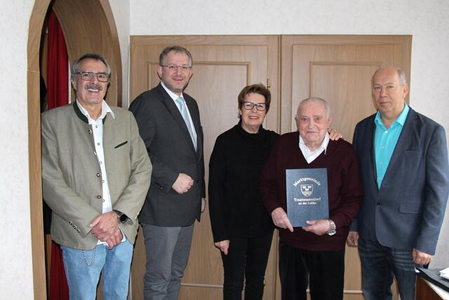Wolfgang Weigl, Bezirkshauptmann-Stv. Dominik Lappel, Maria Schmidt, Josef Weigl und Ortsvorsteher Josef Reiser
 | Foto: Gemeinde Trautmannsdorf