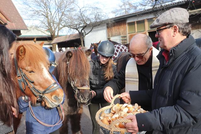 Der Heilige Stephanus ist der Schutzpatron für Ross und Reiter. Pfarrer Norbert Glaser und Andreas Peißl bei der Pferdeweihe in Zettling.  | Foto: Edith Ertl