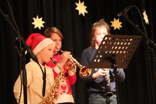 Matheo, Benjamin und Theo spielten wie Profis Weihnachtslieder mit Sax, Trompete und Klarinette | Foto: Edith Ertl