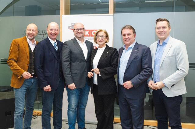 WKNÖ-Außenstellenleiter Friedrich Oelschlägel, Bezirkshauptmann Andreas Riemer, WKNÖ-Außenstellenobmann Markus Fuchs, LH Johanna Mikl-Leitner, WKNÖ-Präsident Wolfgang Ecker, Landtagsabgeordneter und Bürgermeister Christoph Kaufmann. (v.l) | Foto: Alice Schnür-Wala