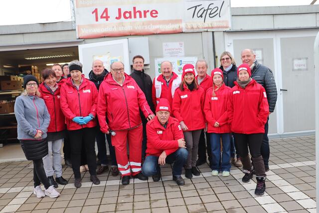 Fritz Praßl, Johannes Weinrauch, Werner Baumann, Birgit Stöger-Mitterecker und Siegfried Schrittwieser mit Ehrenamtlichen der Team Österreich -Tafel | Foto: Edith Ertl