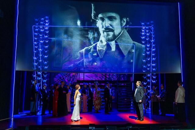 Erinnerungen kommen hoch (und werden schwarz-weiß eingeblendet) in der Wiederbegegnung von Viktoria Cornelia Horak und Husar Clemens Kerschbaumer.