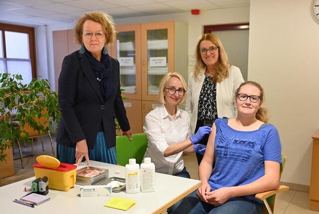 (v.l.n.r.): Bildungs-Landesrätin Christiane Teschl-Hofmeister, Amtsärztin Elisabeth Hecher-Korinek, Gesundheits-Landesrätin Ulrike Königsberger-Ludwig und Schülerin Helena Dreitler | Foto: Jürgen Mück