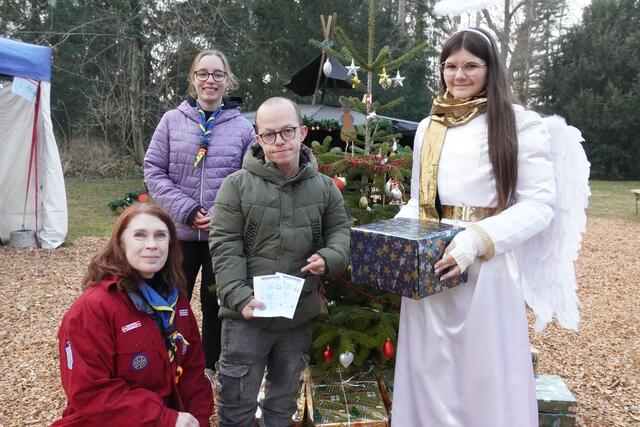 Miriam Jäger, Carmen Wagner, Michael Scherr und Christkind Marie Zwazl vor dem Weihnachtsbaum.