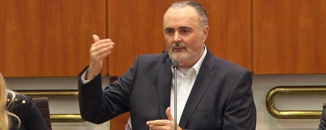 Landeshauptmann Hans Peter Doskozil trat erstmals nach seiner achten Kehlkopfoperation wieder im Landtag auf. | Foto: ORF Burgenland