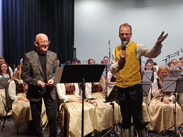  Der Obmann der MK Ischgl Walser Dietmar mit dem britischen Euphoniumspieler Steven Mead. | Foto: Monika Hammerl