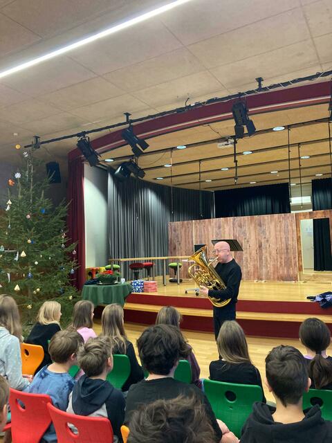 Steven Mead in der Musikhauptschule Paznaun | Foto: Mirjam Hammerl