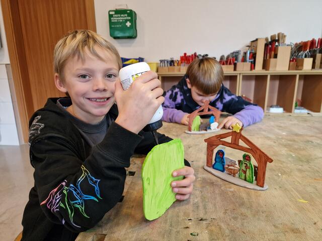 Gute Laune ist beim Basteln wichtig. | Foto: VS Sautens