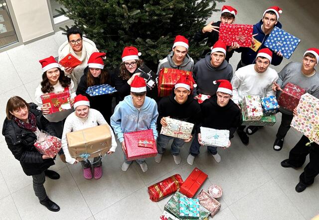 Große und kleine Packerl werden an Kinderwünsche Pinzgau übergeben - stellvertretend für die Schüler:innen und Lehrer:innen der HAK und HLP die 3BHK mit Mag. Michaela Semler. | Foto: hakzell - Lena Eckstein