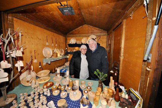 Das Ehepaar Wilczek darf bei einem Kunsthandwerks-Adventmarkt nicht fehlen. | Foto: Sascha Trimmel