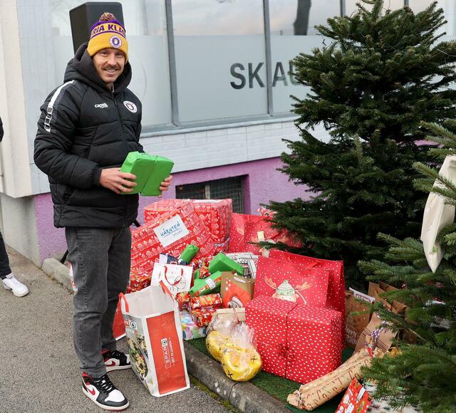 Christopher Wernitznig war sehr gerne der Weihnachtsmann für die Austria Klagenfurt Nachwuchskicker.  | Foto: Wernitznig/KK